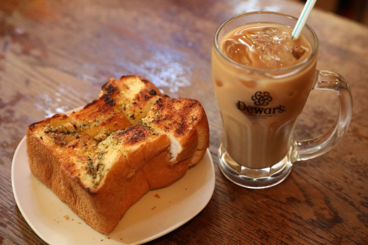 取材時は当時もよく頼んでいたガーリックトースト200円やアイスカフェオレ300円（S）を注文。安さも美味しさも当時のまま。
