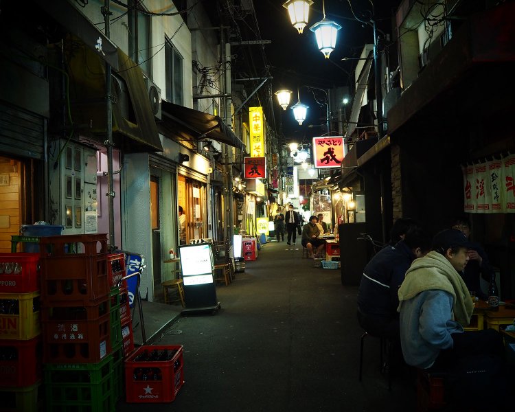 飲んべえを誘惑する柳小路の灯り。