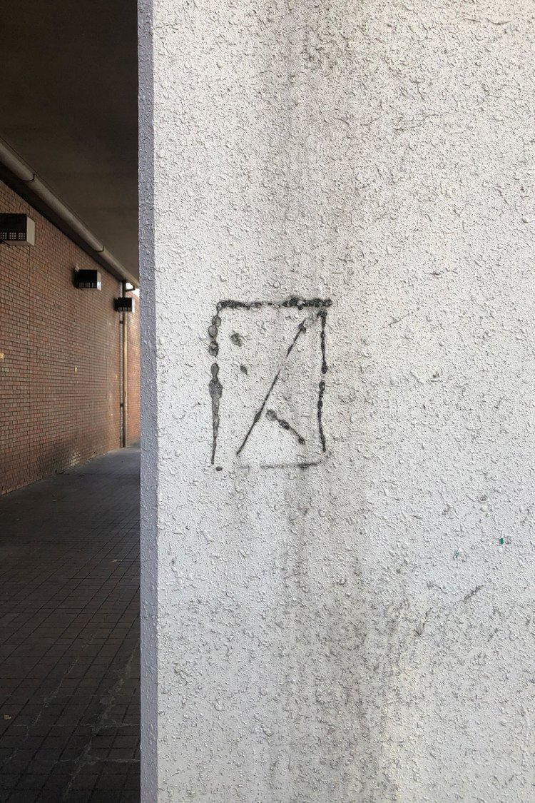 Glue calligraphy on the wall《「図」を書けば地が際立つ》