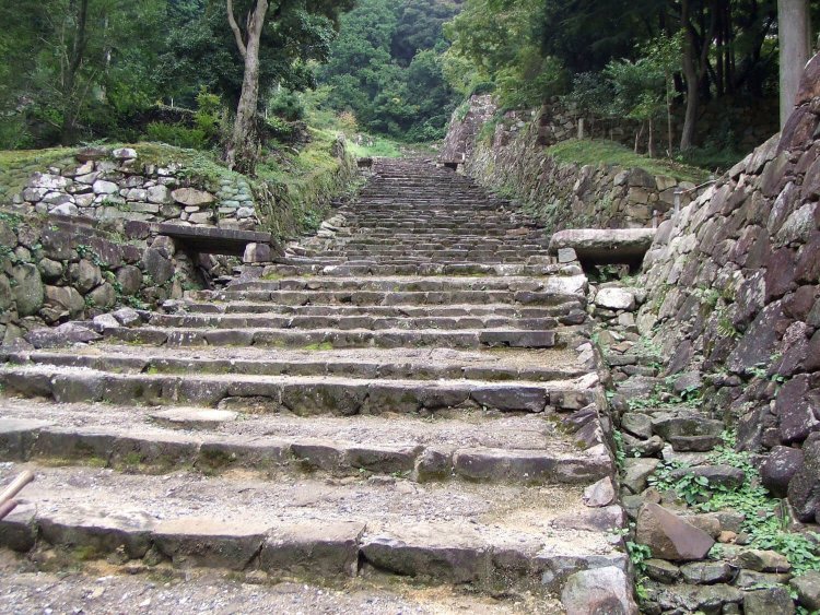 城内に入るとまず出くわす大手道。