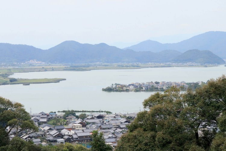 摠見寺本堂跡から西の湖の眺め。