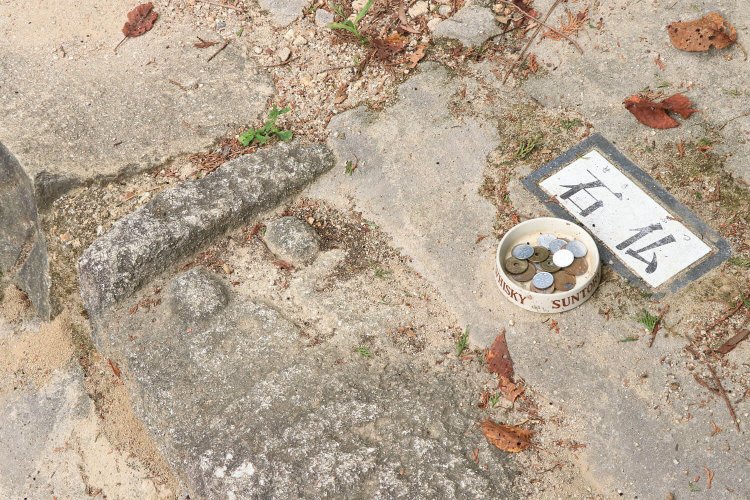 石材の一部として使用された石仏。