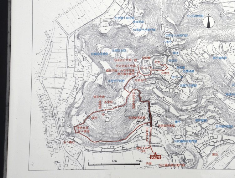 安土城縄張図。現地案内板より。
