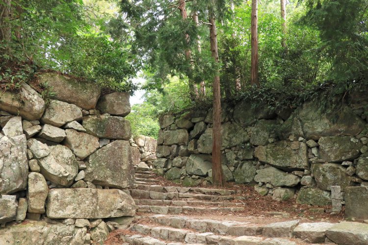 黒金門。ほぼ直角に二度折れ曲がる。