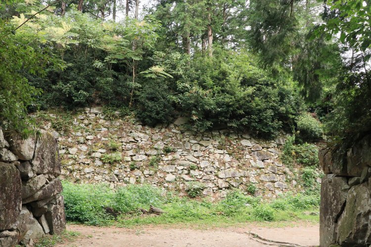 二ノ丸の石垣。高さは3～4mほどか。