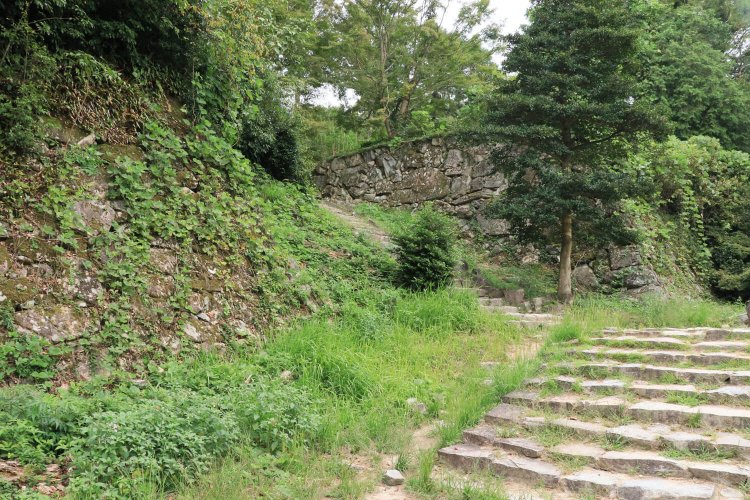 左斜め奥に伸びる石段の先が二ノ丸。