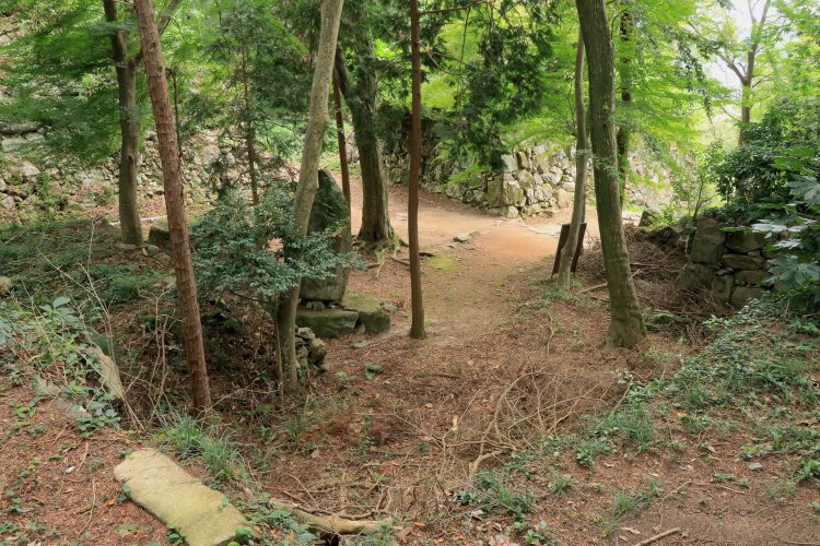 信長公本廟から二ノ丸入口方面。正面が櫓台。