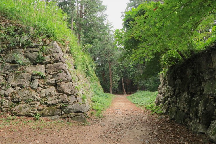 その天主台の石垣脇を抜けて本丸へ。
