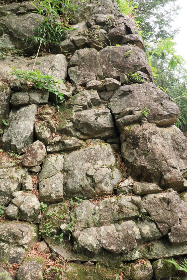 天主台の隅石部分。ノミ跡が随分荒々しい。