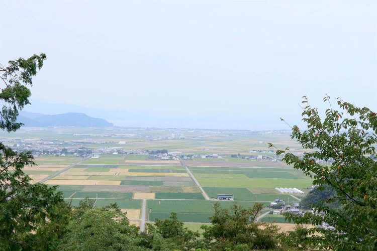 安土城天主から遠くに琵琶湖を望む。