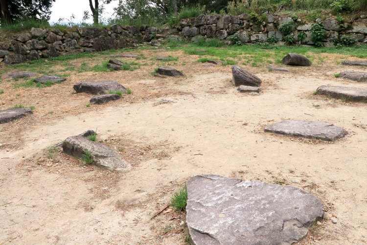 礎石群のセンターがひとつだけ欠けている。