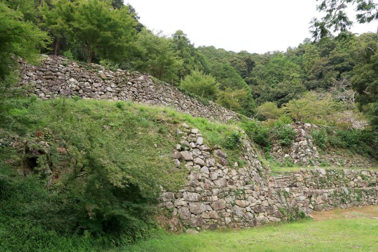 伝羽柴秀吉邸跡を下から見上げる。