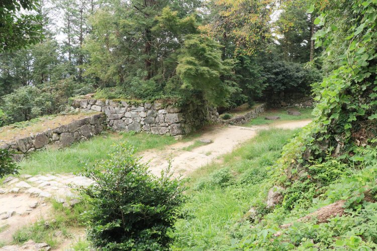 右奥に折れた向こう側が、先ほどの黒金門を抜けた正面の二ノ丸石垣。