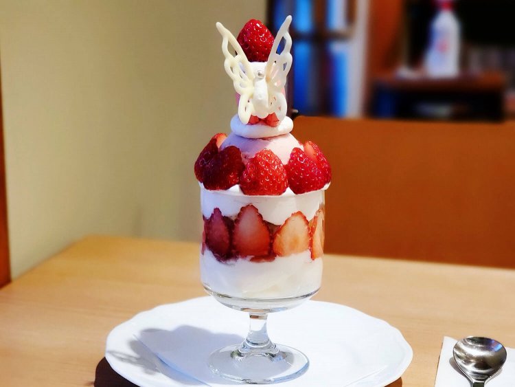 季節限定 いちごパフェ1600円。
