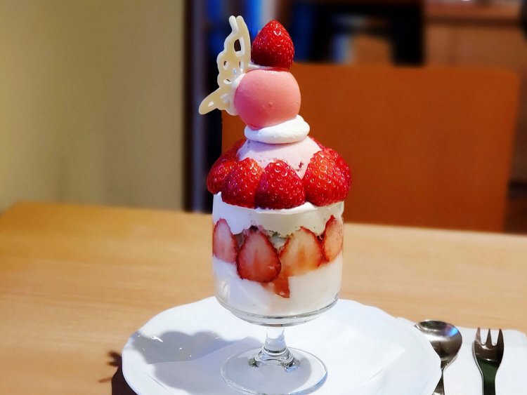 いちごパフェを後ろ側から。