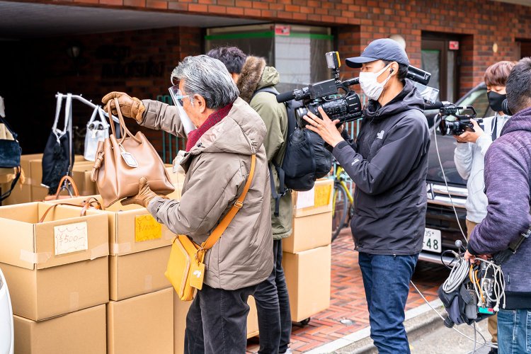 気になったものはロケ中も、すかさずチェック。