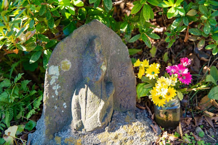 階段を上ると、中腹右手に朽ちかけた謎の石仏がある。こちらの由縁もお寺の方に尋ねたが、わからなかった。