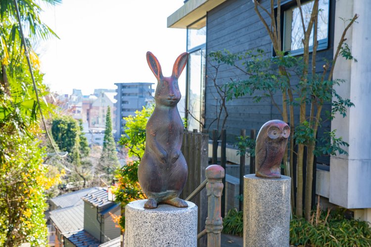 頂上の銅像。東側に下落合野鳥の森公園があり、かつて周辺でフクロウやウサギが棲息（せいそく）していたからだろうか。