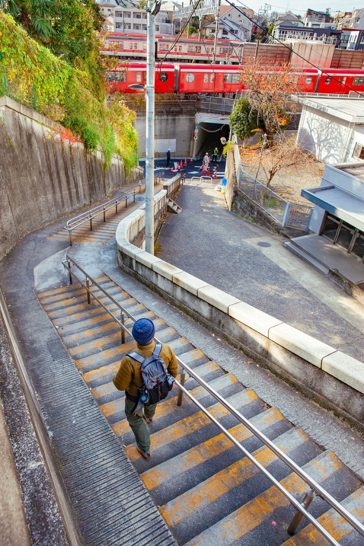 御影石のような味のある手すり壁。地元の老人によると「50年前から、この壁はずっと変わらないよ」。