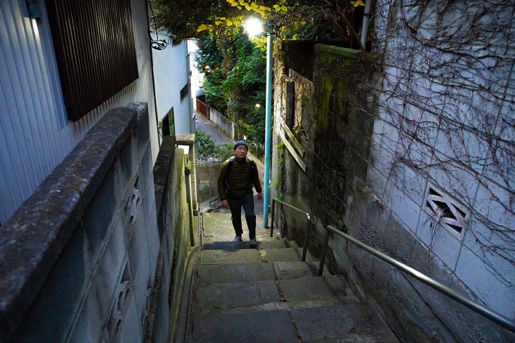 壁にからまるツタや、いびつな石段がおどろおどろしさを増長。