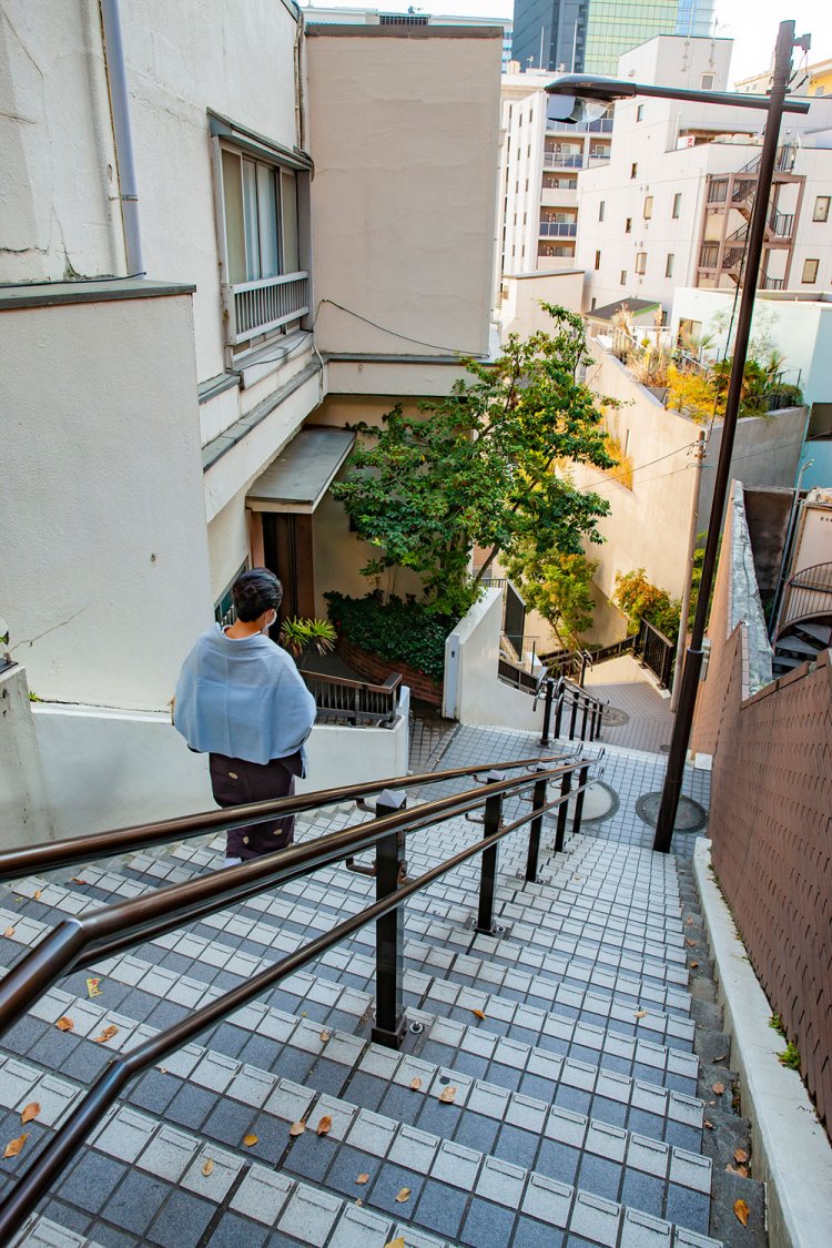 女性らしいなめらかなカーブを持つ女坂。