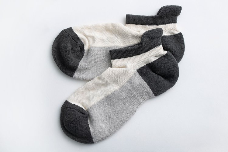 21～30㎝の4サイズ、グレー×ブラックほか全4色。1300円。yahaeほかWebで販売。☎0745-55-1326