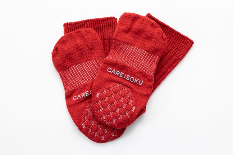 22～28cmの5サイズ、レッドほか全6色。3300～3520円。Webほかで販売。フリーダイヤル0120-83-0500