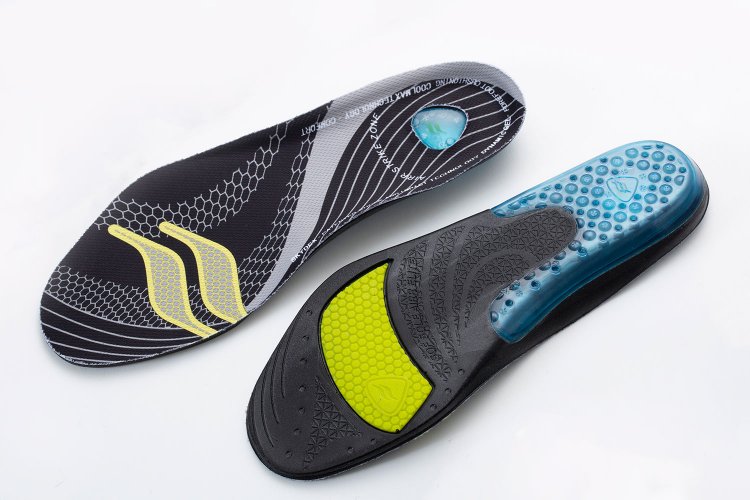 S～L（22.5～28㎝）の3サイズ（画像はSサイズ）。3278円。Webほかで販売。☎045-651-7800