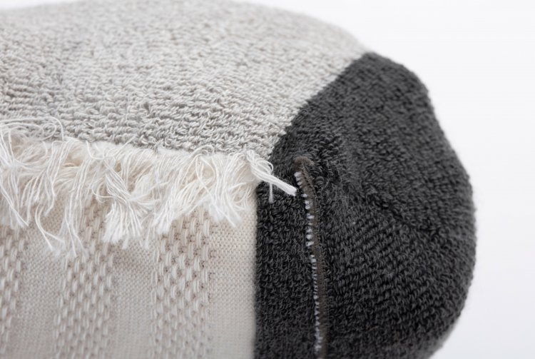 足裏の接触面はパイル編みで衝撃を吸収。黒色には抗菌性のある天然染料・五倍子を使う。