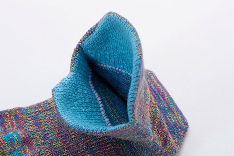 履き口の前後に施されたカバーは、シューズのタンの当たりを防ぎ、アキレス腱部を守る。