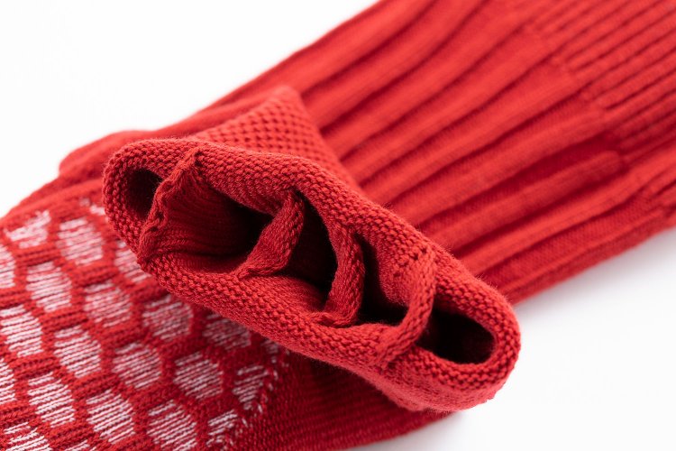 爪先の中が5つに仕切られたインナー５本指。正しい位置に指を配置してくれる。