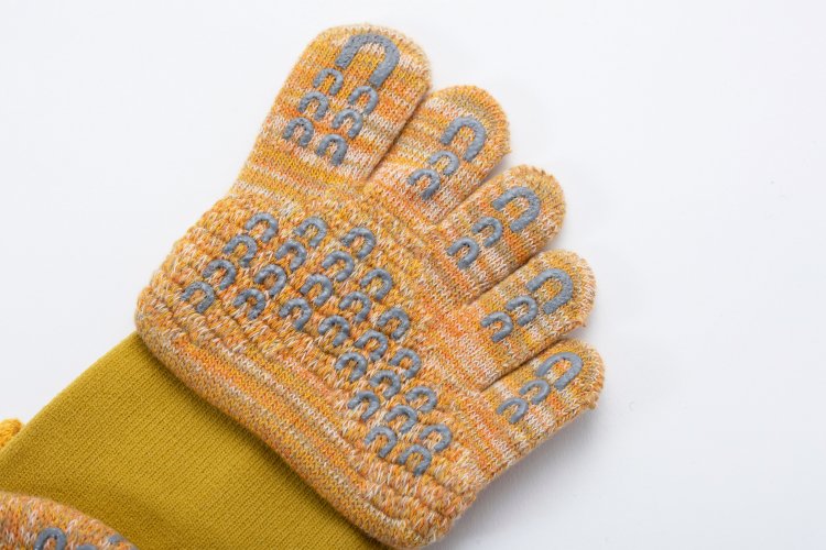 足裏にはオリジナルグリップ。独特な「ｎ」模様は生まれたての赤ちゃんの足指がモチーフ。