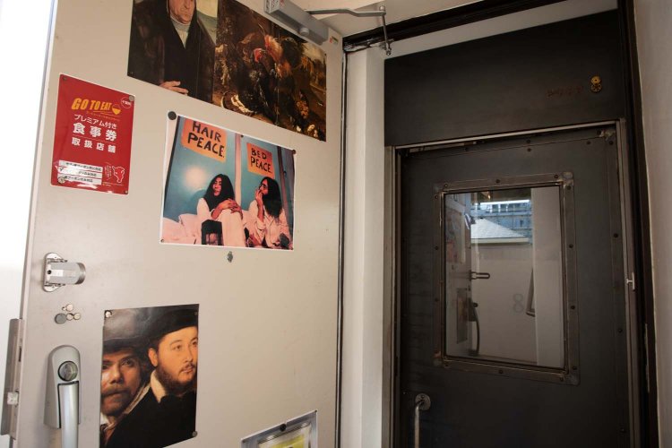 ドアに貼られたポスターもおしゃれ。鉄製の扉はアイアンワームプラス製。