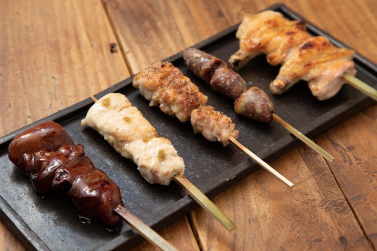 おまかせ5本盛り合わせ960円（税抜）。左からレバー（タレ）、ふりそで（柚子胡椒）、かしわ（ケイジャン）、丸ハツ（塩）、手羽先（塩）。