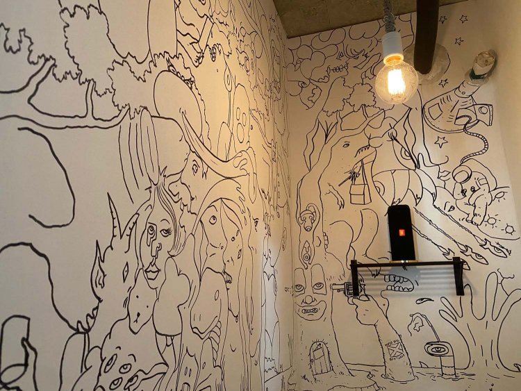 2年前にイギリス人アーティストが描き始めた壁画。完成したらサインを入れる約束だ。