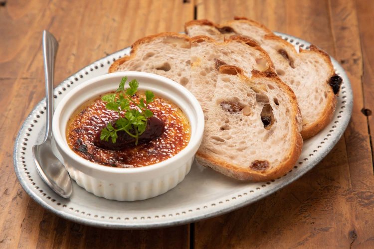 濃厚フォワグラのクリームブリュレ くるみパン添え620円（税抜）。