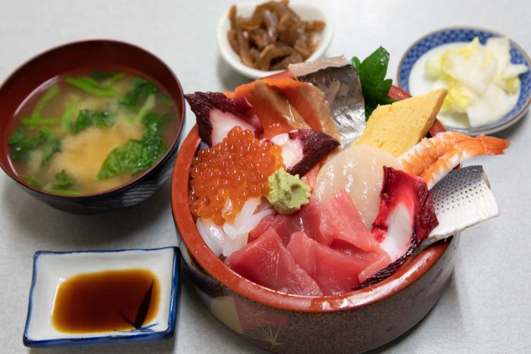 マグロにサーモン、タコ、イカなど旬の魚介が彩る海鮮丼は1160円。