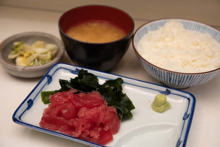 マグロの中落ち定食はご飯と味噌汁、漬物がついて750円。