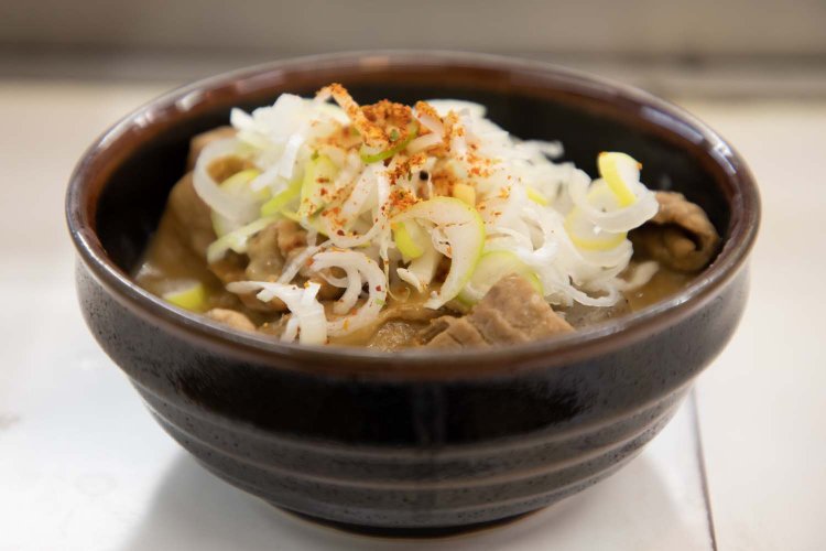 モツ煮は単品で350円。定食にすると650円。