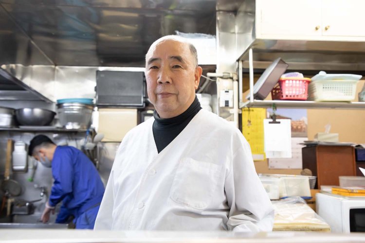店主の土居さん。奥さんとパートさん3人で店を切り盛りしている。