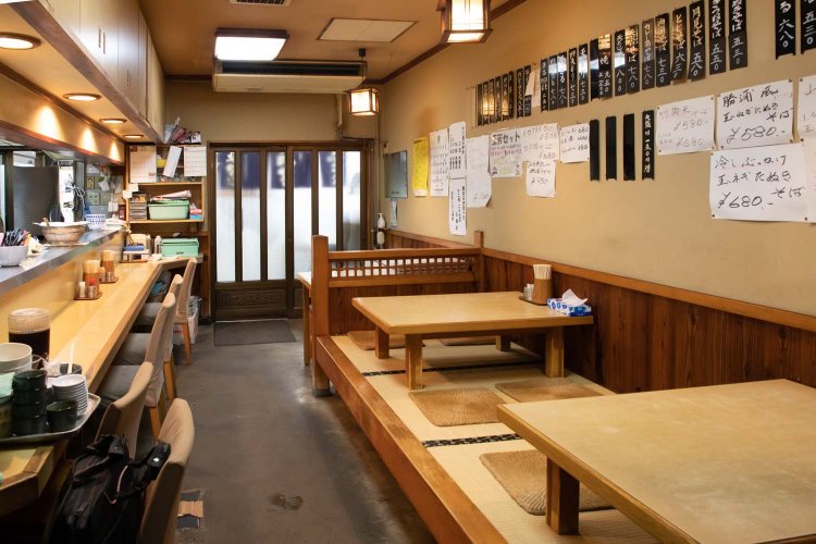 カウンターと小上がりの座敷席、テーブル席がある。全29席