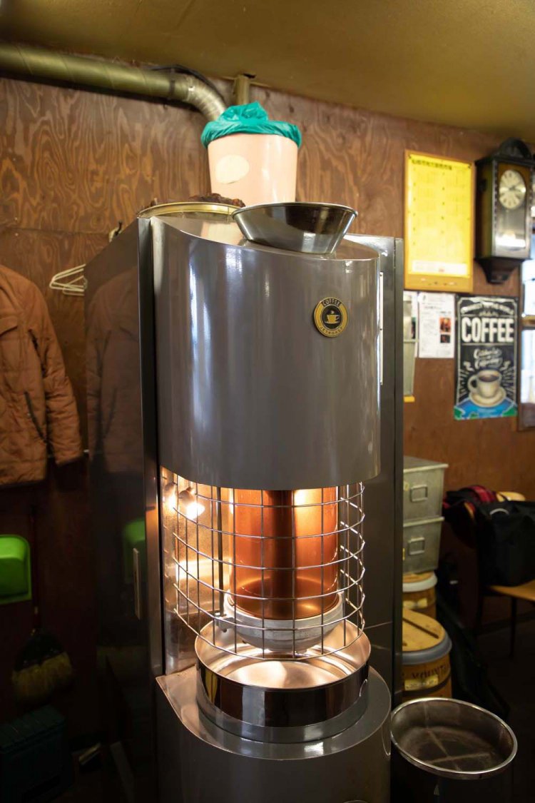 この巨大なジェットロースターで一気に焙煎している。