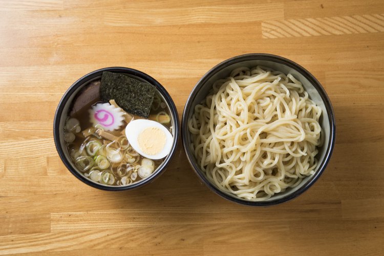 もりそば770円。中太麺と優しいつけ汁は食べ飽きない。