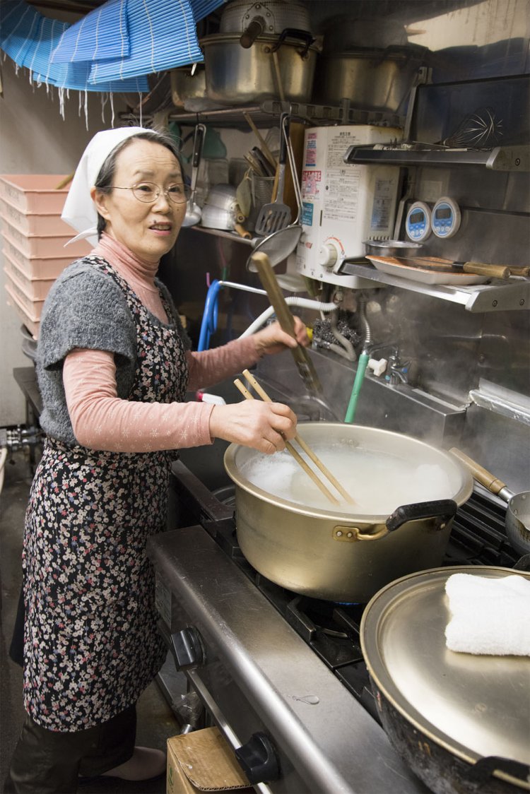 調理は奥さんの担当。