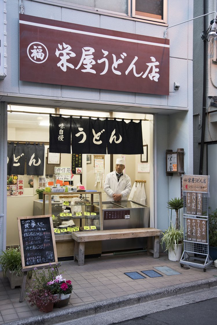 店頭に立つご主人が販売を行っている。