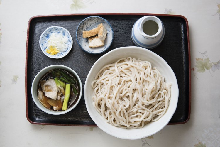 肉汁うどんはこれだけのボリュームがあって560円とリーズナブル。