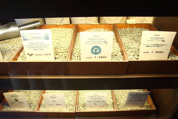 店頭で販売されている豆は常時20種類程度。オーガニックのものも置かれている。