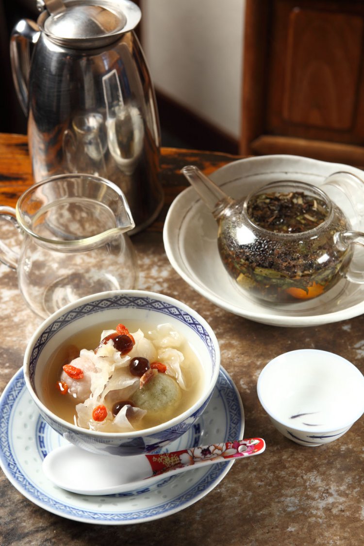 枇杷の葉、蜜漬け金柑、烏龍茶入りの健康茶「枇杷甘桔茶」730 円、「三味湯圓」630 円。