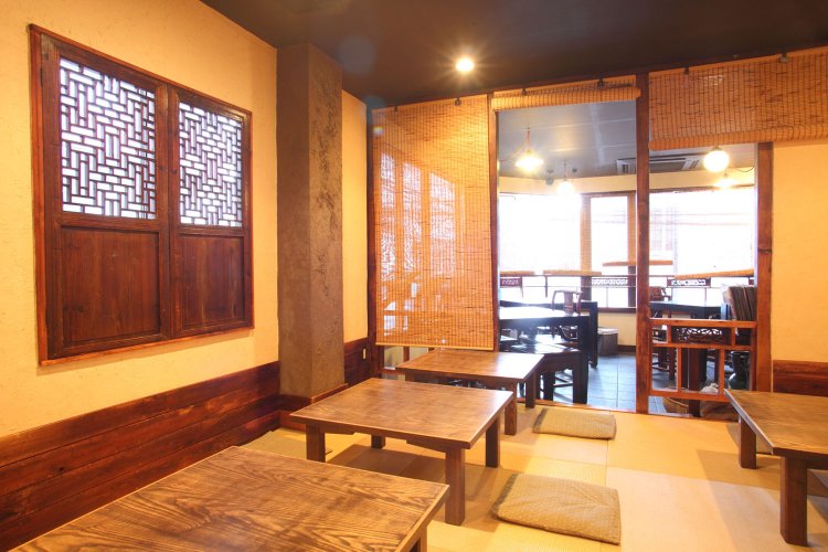 畳の小上がりもある。