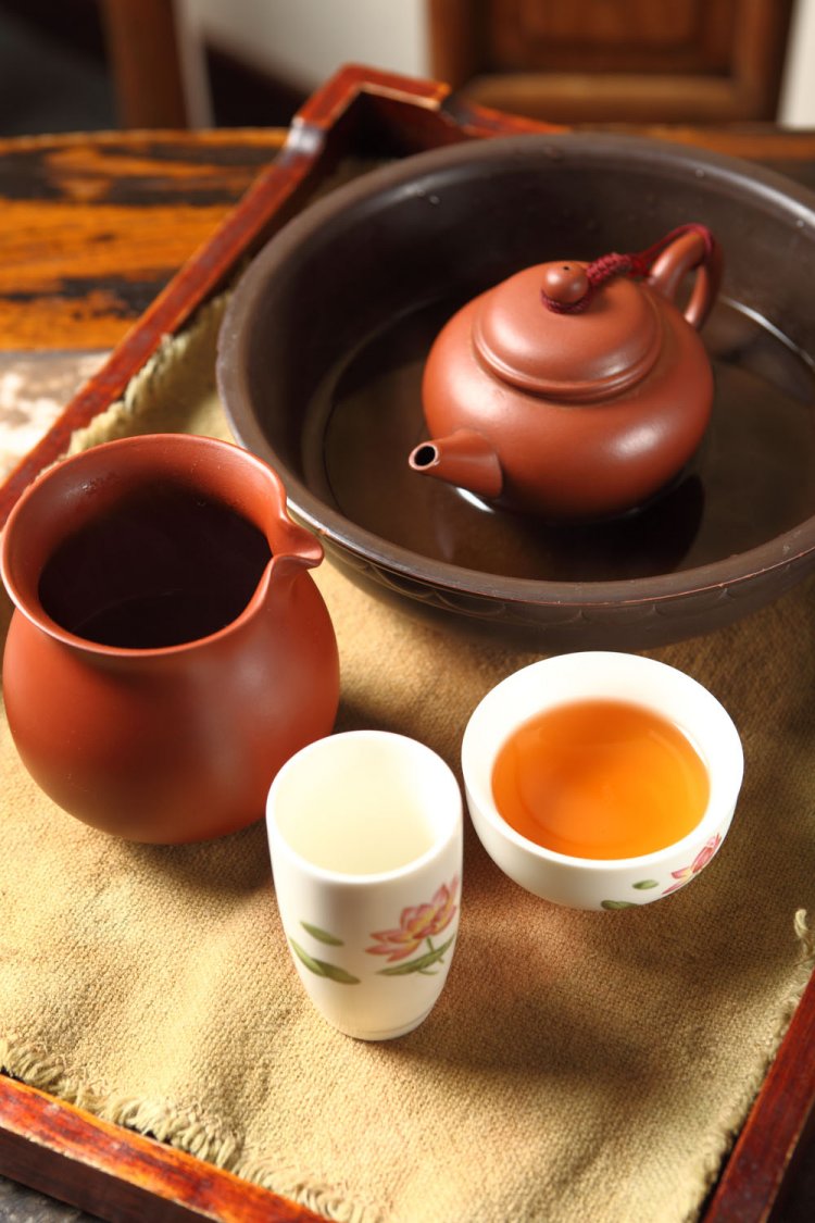 紅茶に近い風味の「白毫烏龍茶」830円。